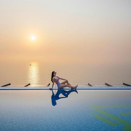 Maximilan Danang Beach Hotel Exterior foto
