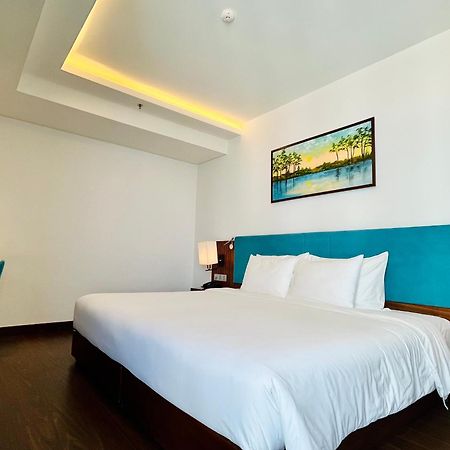 Maximilan Danang Beach Hotel Exterior foto
