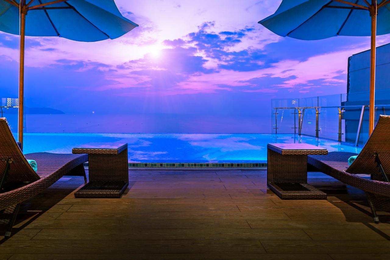 Maximilan Danang Beach Hotel Exterior foto