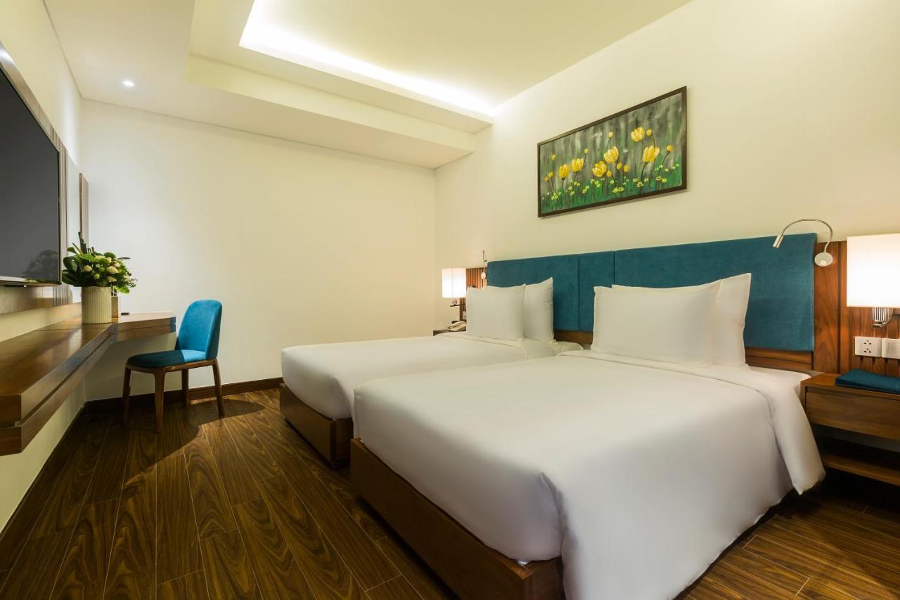 Maximilan Danang Beach Hotel Exterior foto