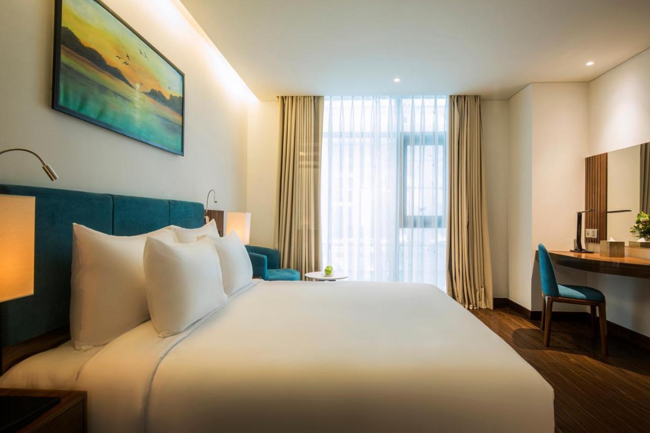 Maximilan Danang Beach Hotel Exterior foto