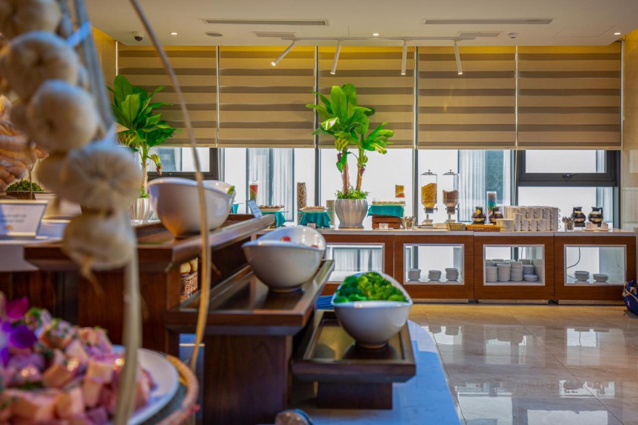 Maximilan Danang Beach Hotel Exterior foto