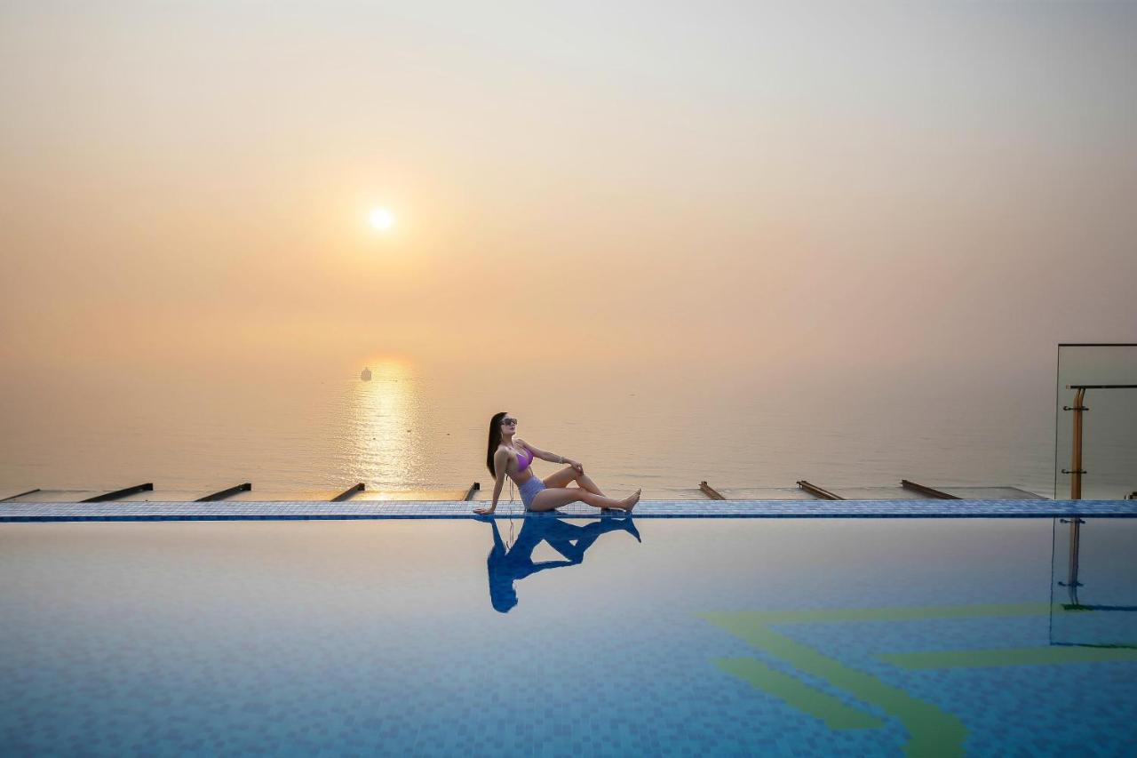 Maximilan Danang Beach Hotel Exterior foto