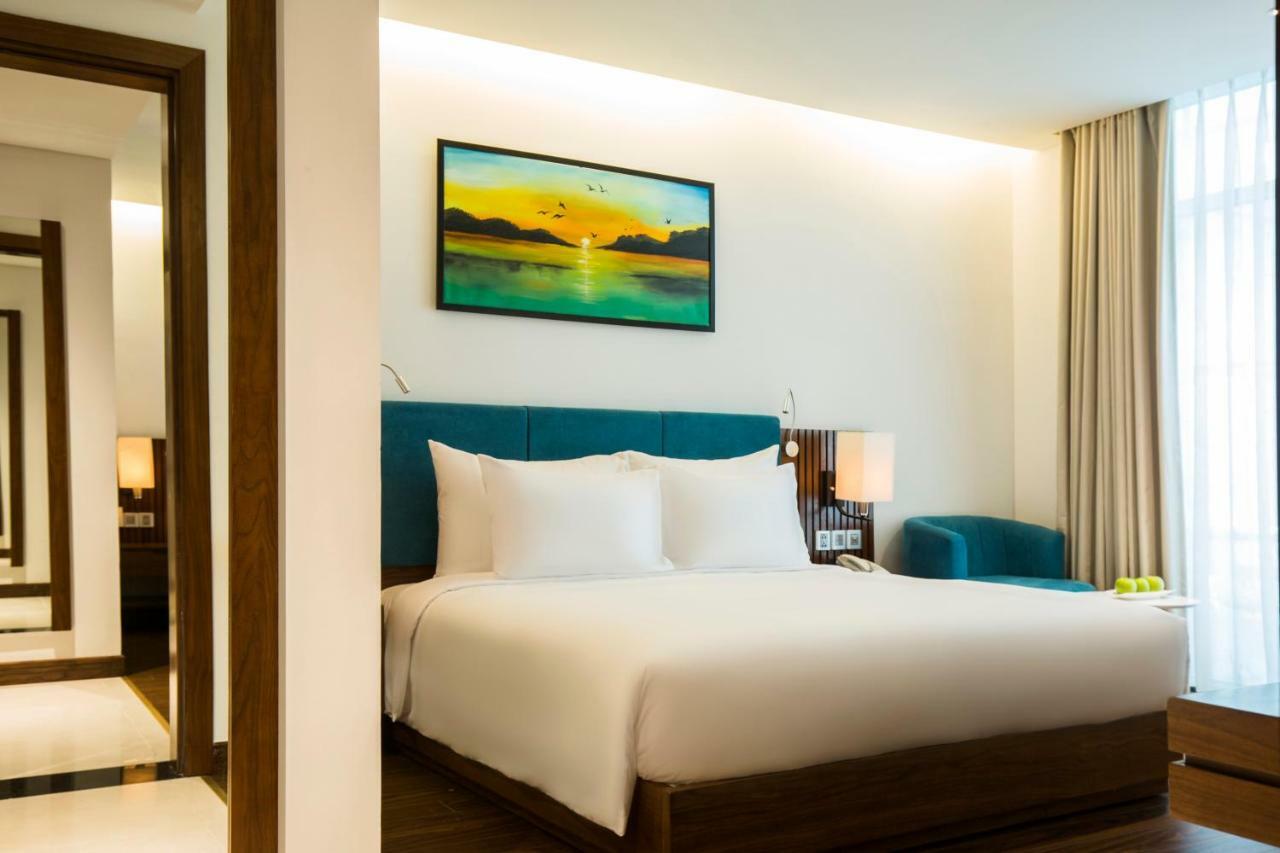 Maximilan Danang Beach Hotel Exterior foto