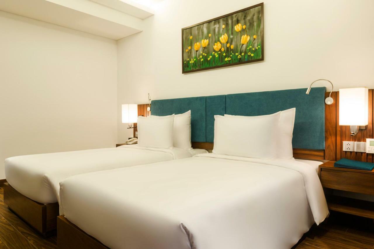 Maximilan Danang Beach Hotel Exterior foto