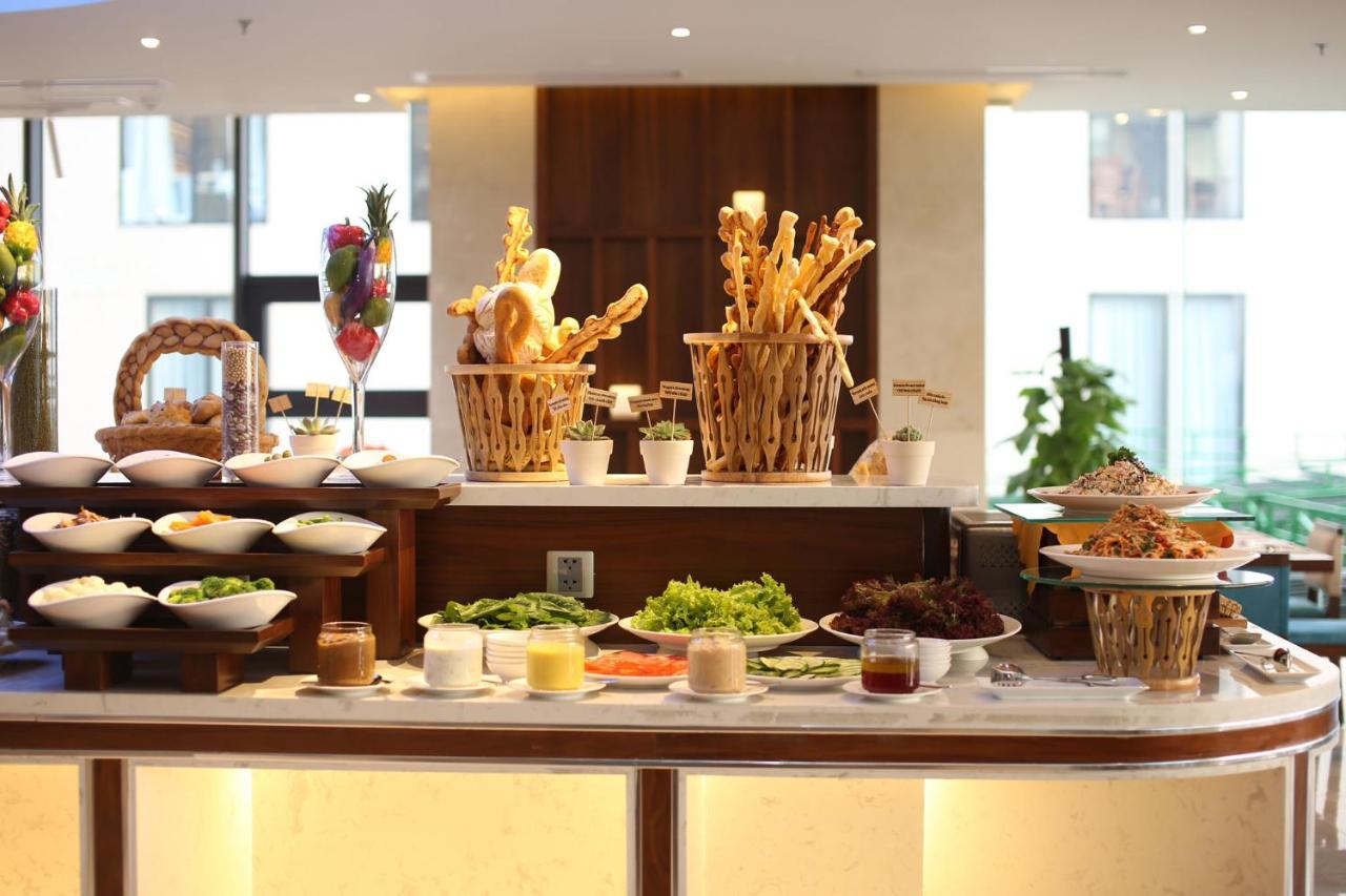 Maximilan Danang Beach Hotel Exterior foto